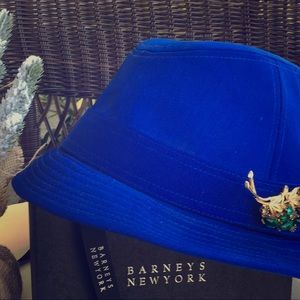 NWOT Felt like Hat with Vintage Green & Bl  Pin OS